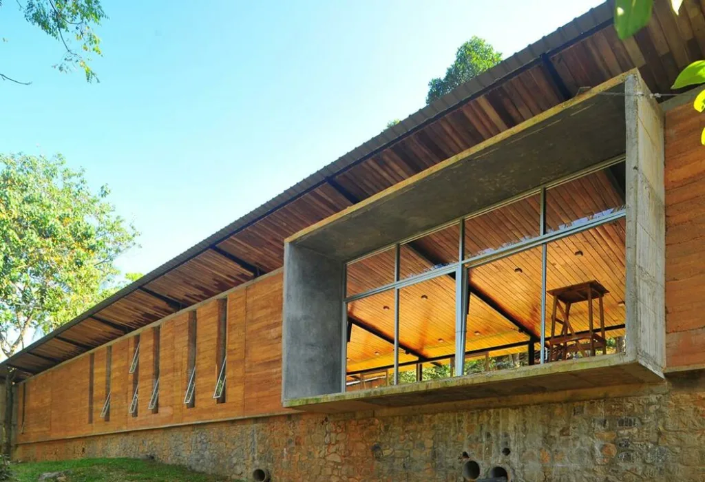 Nagrajena knjižnica na Šrilanki z lahko kovinsko streho.