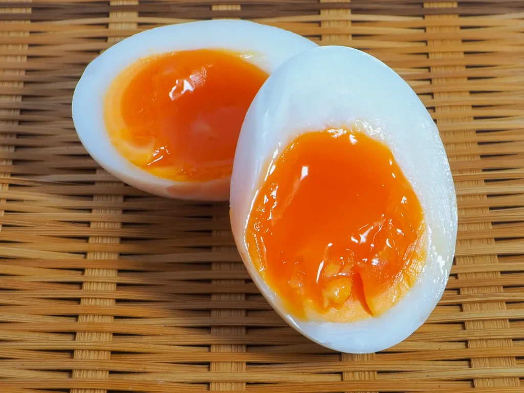 Boiled eggs cooked at the right time not overcooked The yolks are creamy. Placed on a woven bamboo tray front view